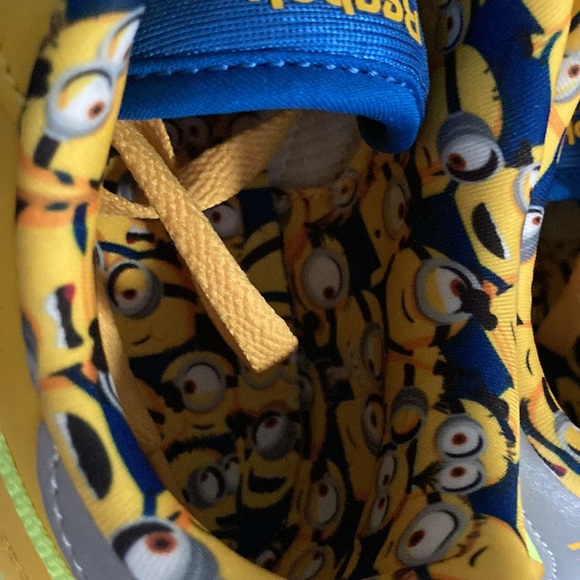 Size 5 Reebok minion edition - Picture 2 of 7